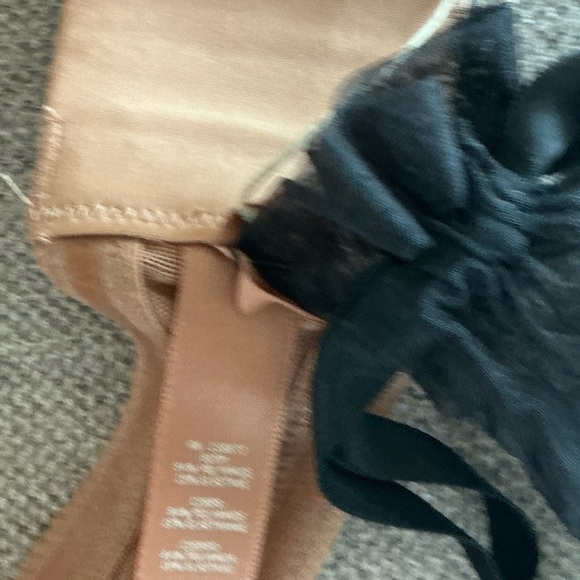 SKIMS Tan Mesh Detail Strapless Bra - Picture 3 of 4